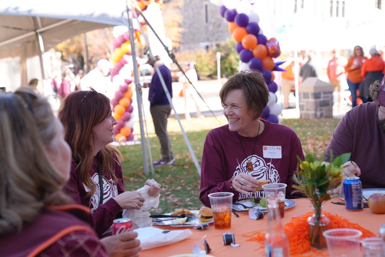 alumni conversing at a table during an alumni event